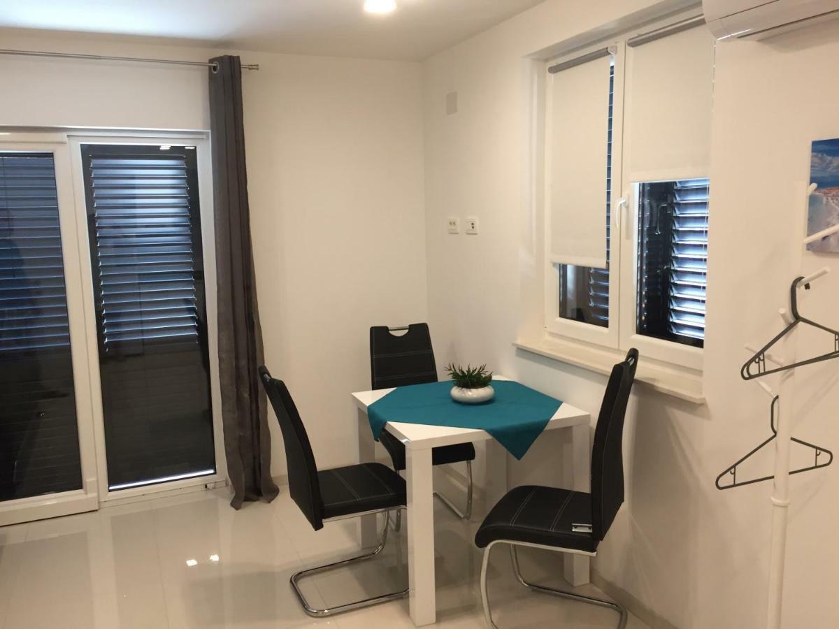 Breitling Apartments With Pool Биоград на Мору Екстериор снимка